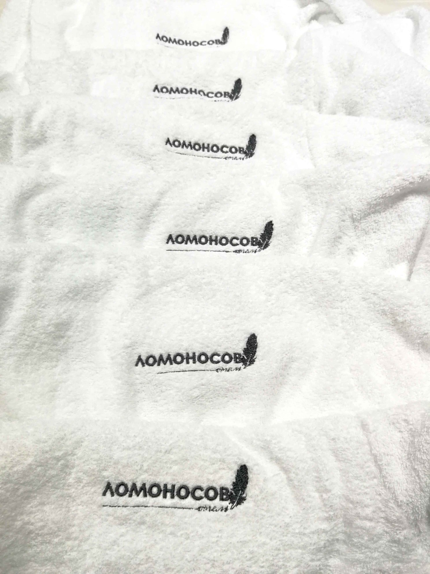 логотипы гостиниц на халатах